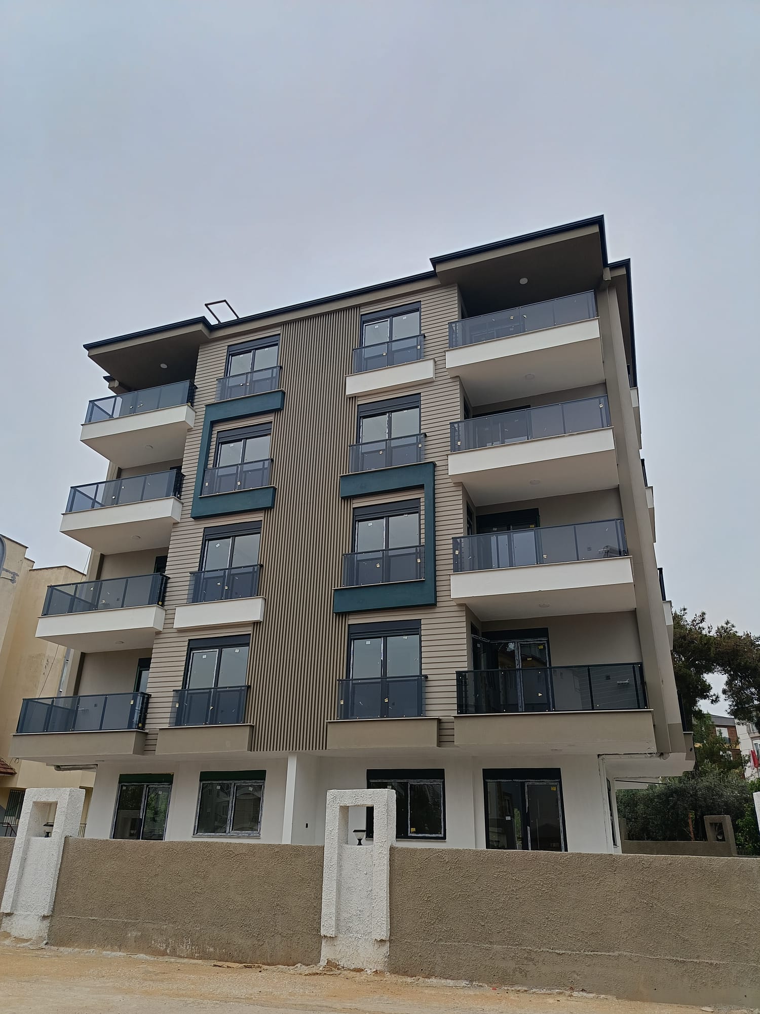 Aktoprak mah  2+1 Kapalı mutfak  90m2 İçi komple lüx yapılı  Tranvay dibi