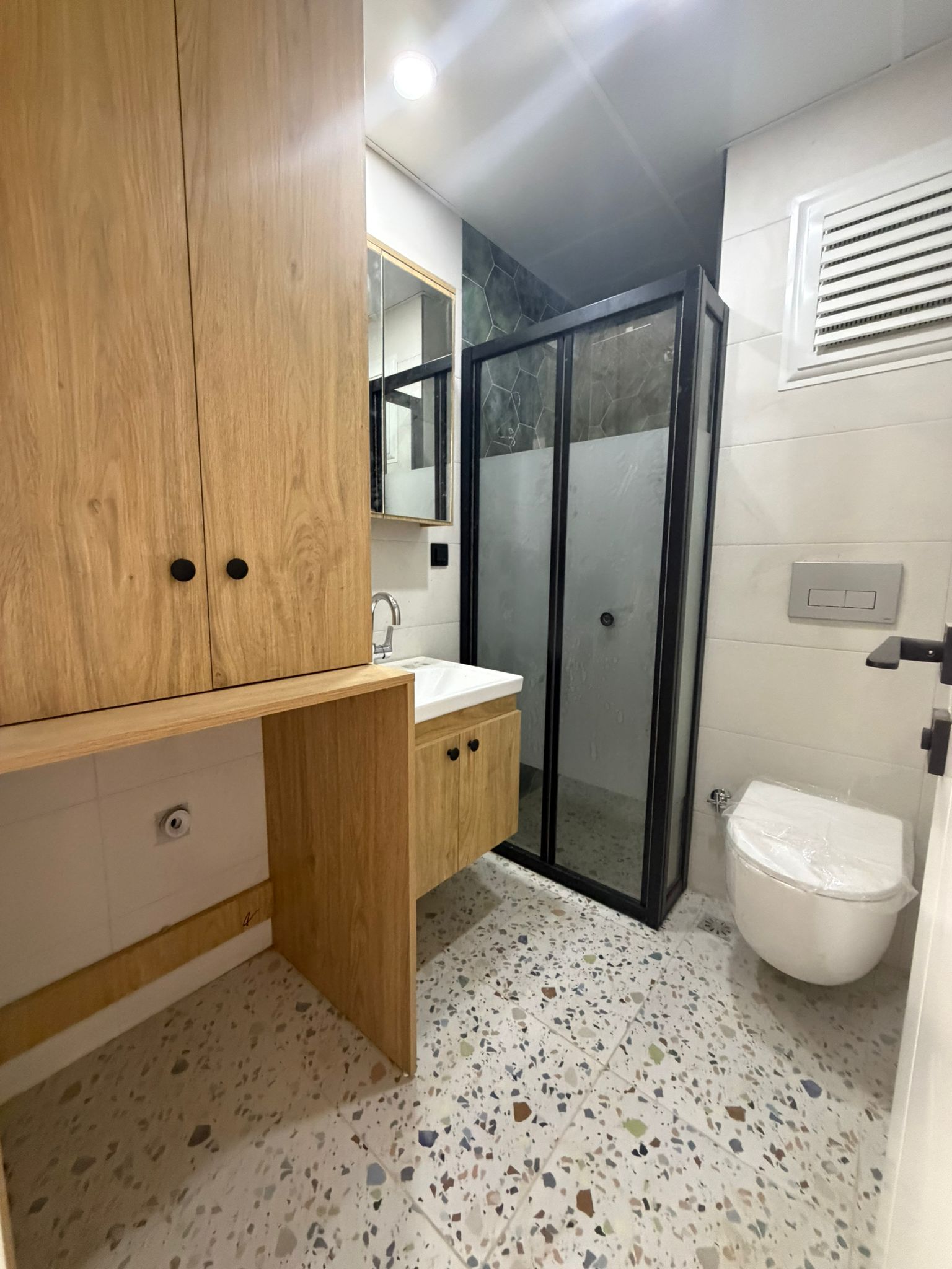 VARSAK KARŞIYAKADA AMERİKAN MUTFAKLI 2+1 LÜKS DAİRE