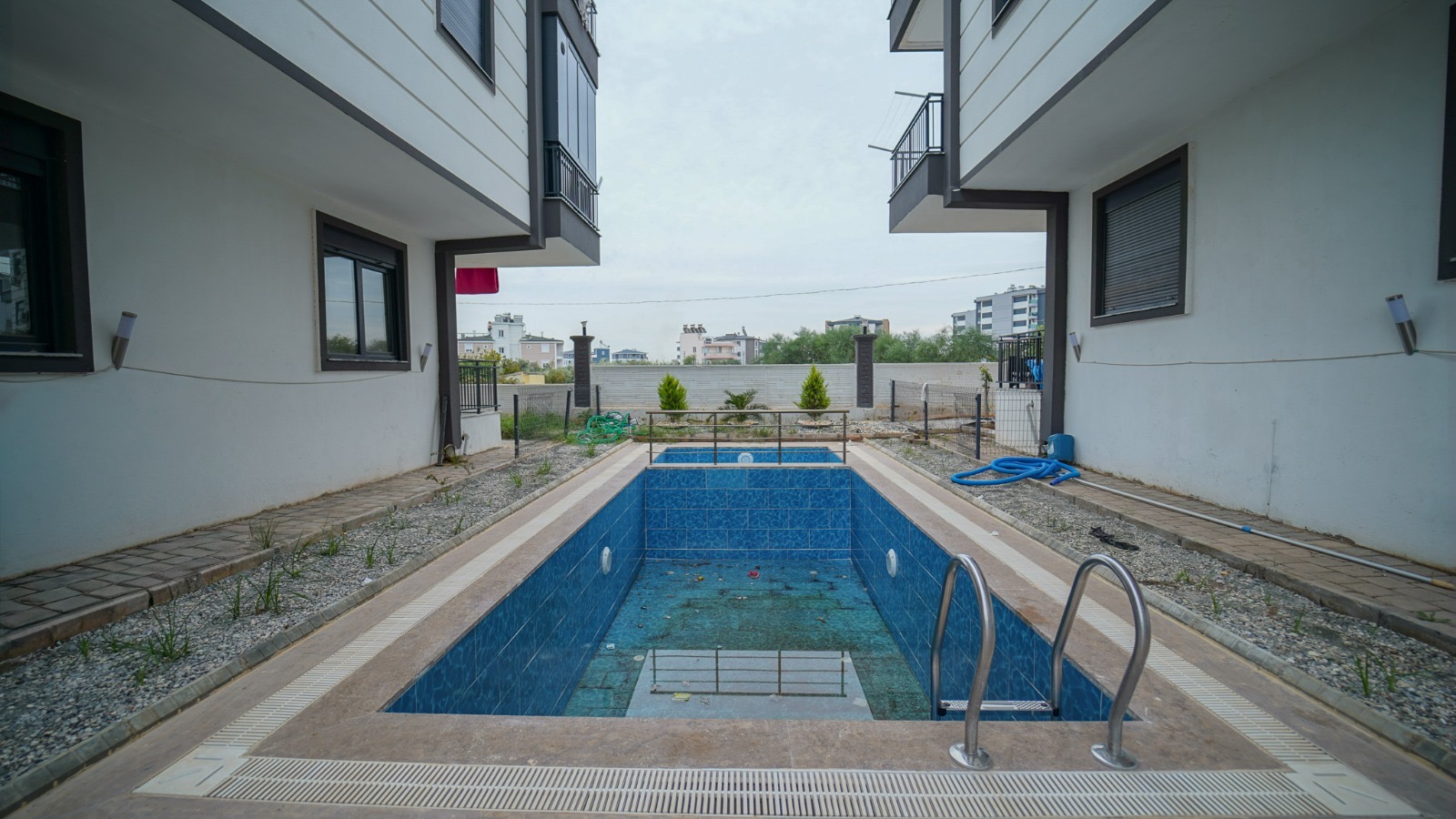 ŞELALE MAHALLESİ HAVUZLU SİTE İÇİ 2+1 HERŞEYİ AYRI DAİRE