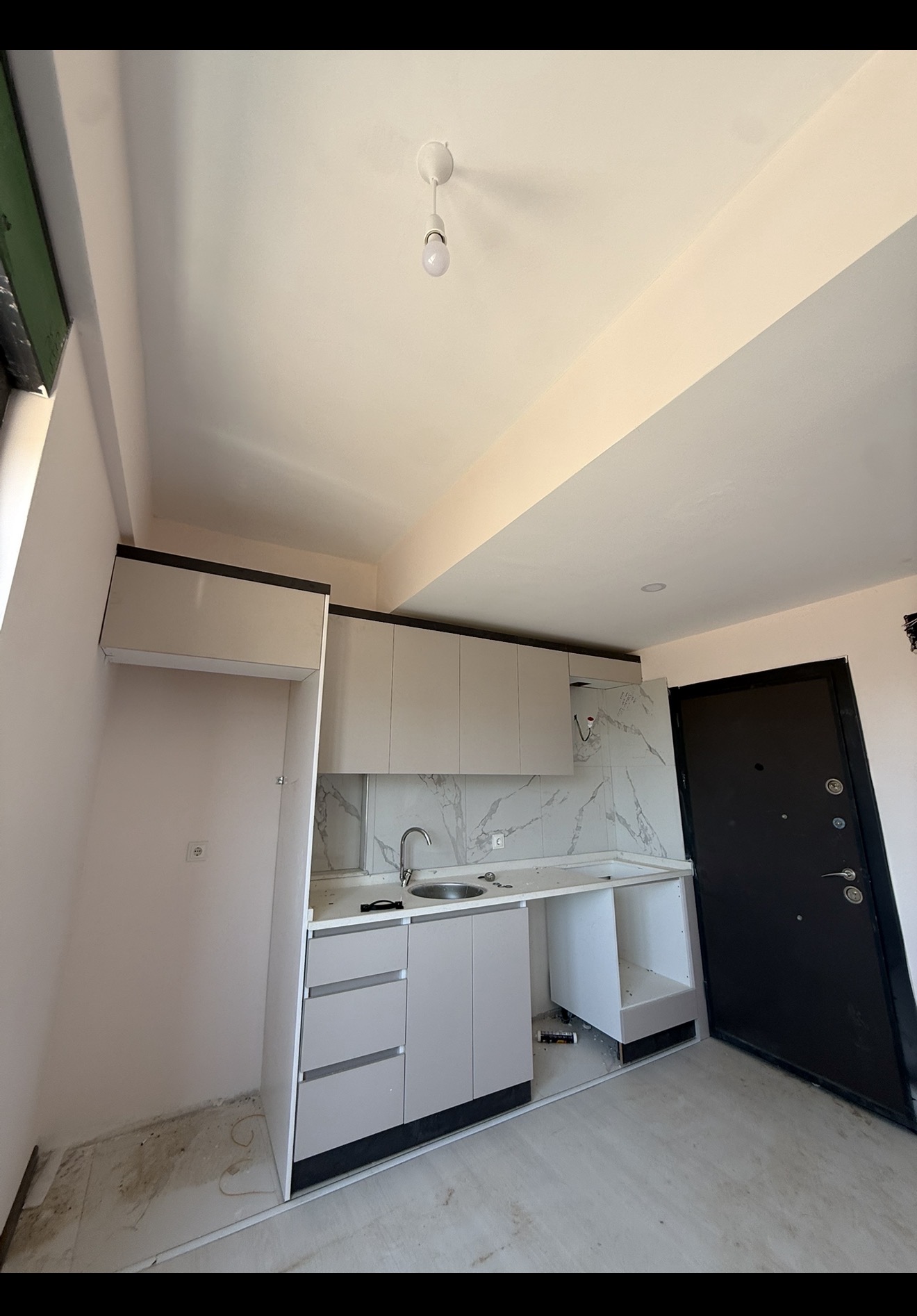 DEMİREL MAHALLESİNDE KATTA TRAMVAY YAKINI HAVUZLU 1+1 DAİRE