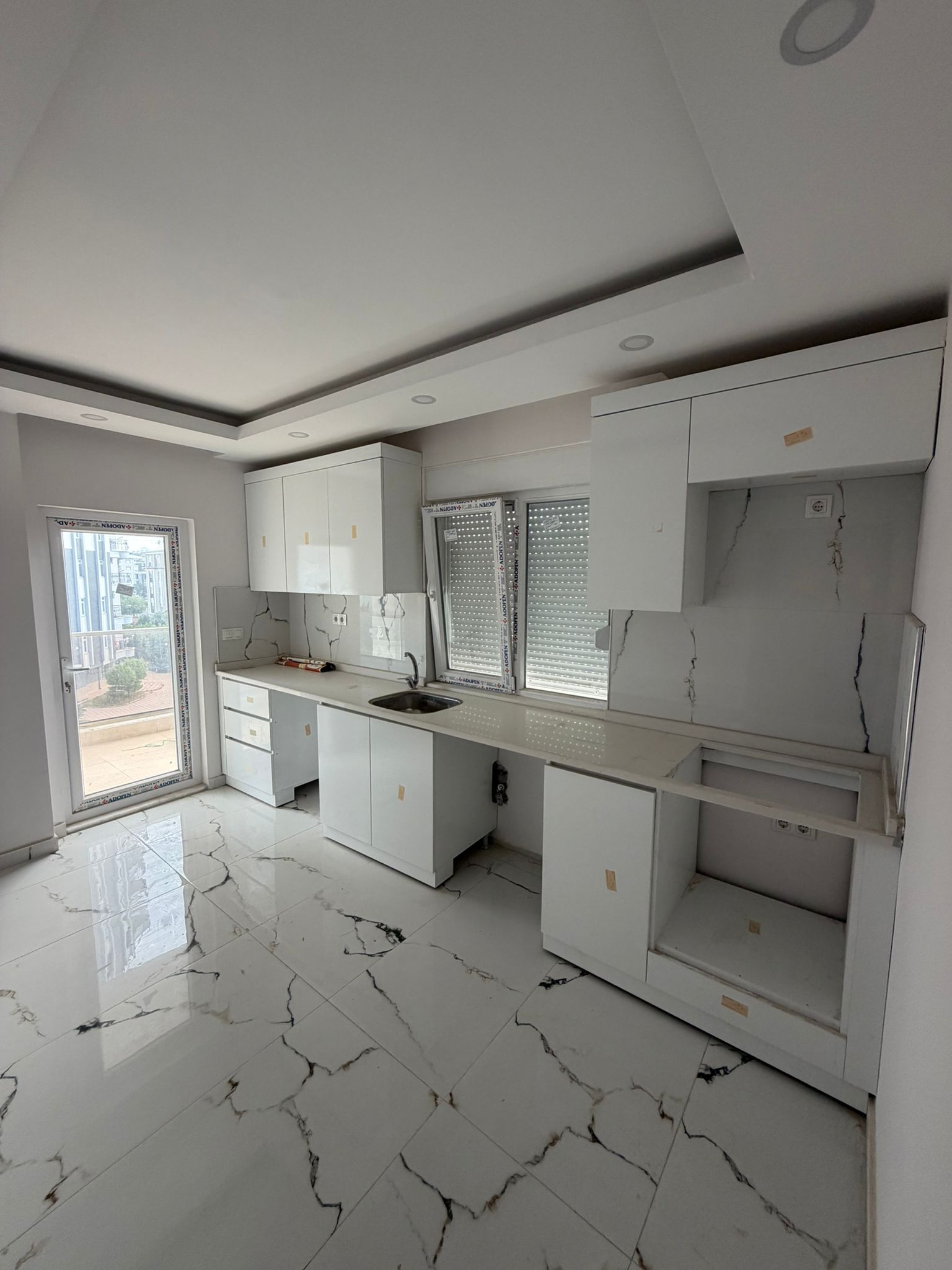 AKTOPRAKTA HERŞEYİ AYRI GENİŞ TRAMVAYA YAKIN SIFIR 2+1 DAİRE